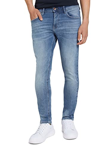 Mann in passender Skinny Culver Jeans aus Bio-Baumwolle, die eine moderne und stylische Silhouette betont, mit klassischem Five-Pocket-Stil und lässigen Sneakers.