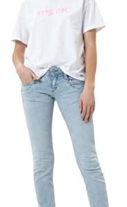 Modische junge Frau trägt Herrlicher Piper Slim Jeans aus Bio-Baumwolle, kombiniert mit einem weißen T-Shirt und eleganten hochhackigen Schuhen, ideal für einen nachhaltigen und stilvollen Look.