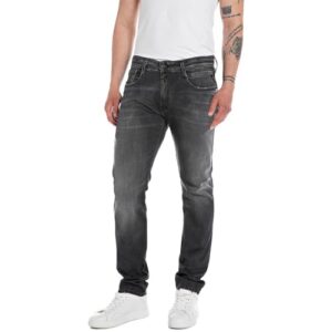Männliches Model in Replay Herren Jeans Anbass Slim-Fit in Dark Grey mit weißem T-Shirt und weißen Sneakers, präsentiert lässigen Stil und Komfort.