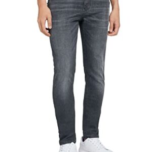 Mann trägt TOM TAILOR Denim Herren Slim Piers Jeans aus Bio-Baumwolle in Used Dark Stone Grey, kombiniert mit einem weißen T-Shirt und weißen Sneakers für einen modernen, lässigen Look.