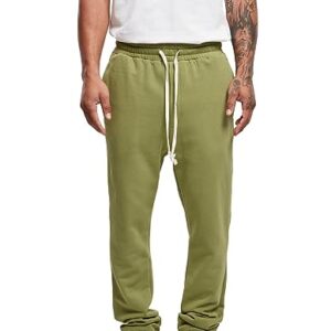 Mann in lässiger Lage, der Urban Classics Herren Organic Low Crotch Sweatpants in Newolive trägt, kombiniert mit einem weißen T-Shirt, während er entspannt posiert.