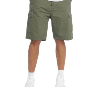 Mann in Olivegrünen Cargo Shorts mit Ripstop-Material. Perfekte Freizeit- oder Arbeitskleidung für Männer.