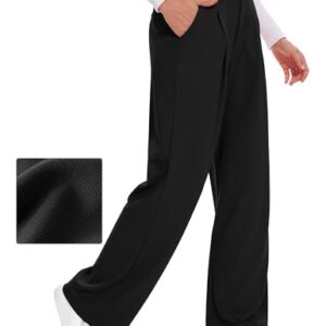 Dame in einer eleganten, weiten Sommerhose mit Taschen und hochem Hosenbein, perfekt für heiße Tage