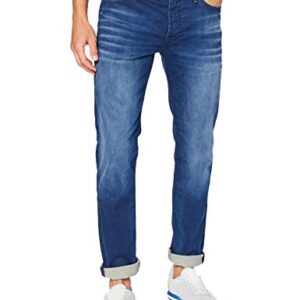 Mann im blauen Jeanshosen und weißen Sneakers, männliches Slim-Fit-T-Shirt mit geradem Bein von JACK & JONES in Blau