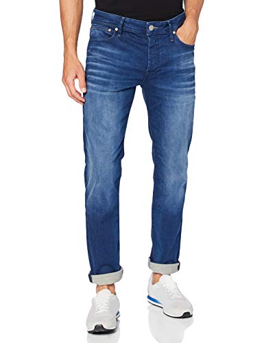Mann im blauen Jeanshosen und weißen Sneakers, männliches Slim-Fit-T-Shirt mit geradem Bein von JACK & JONES in Blau