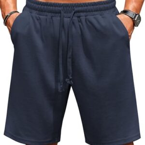 Man in kurzen blauen Shorts und ohne Hemd, ideal für Fitness, Fahrradtouren oder Alltagslook