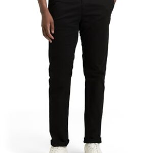 Mann im Schlafanzug mit schwarzen Jeans und weißem T-Shirt vor weißen Hintergrund. Die Jeans haben einen Gürtel und sind schmal geschnitten, sie sind in Schwarz erhältlich. Preis 29999€.