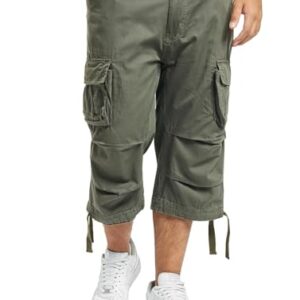 Mann in Olivegrünen 3/4-Hosen mit weißen Schuhen und Socken