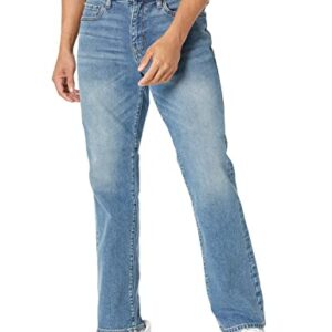 Amazon Essentials Herren Bootcut-Jeans mit gerader Passform und Auslauffarben, Helle Waschung, 42W / 32L - Foto eines Mannes in blauen Jeans und weißen Sneakers