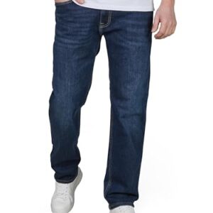 Mann in blauen Jeans von Jack & Jones mit Stretch-Material, Länge 32L und Breite 33W.