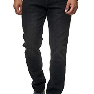 Mann in schwarzen Jeans, die auf Basiswäsche 06 schwarz gestellt sind, mit Stretchmaterial für beste Bewegungsfreiheit und Regular-Fit-Schnitt.