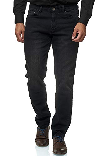Mann in schwarzen Jeans, die auf Basiswäsche 06 schwarz gestellt sind, mit Stretchmaterial für beste Bewegungsfreiheit und Regular-Fit-Schnitt.