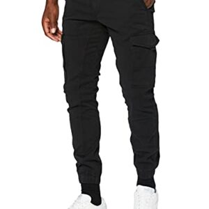 Mann in schwarzen Cargo-Jogger-Pants mit Gummibund, stilvoll und bequem für alltägliche Aktivitäten
