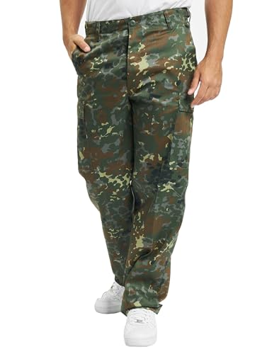 Elegante und praktische Hose von Brandit mit Flecktarn-Muster. Vier Taschen, zwei mit Klappen und Knöpfen. Regulierbare Bundweite und Tunnelzug für perfekten Sitz.